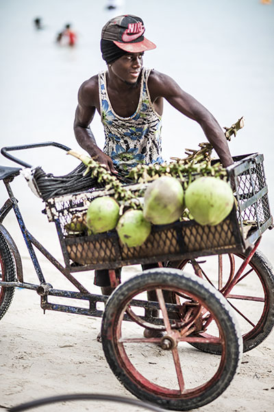 [Img #19029]vendedor de coco- Playa de Boca Chica