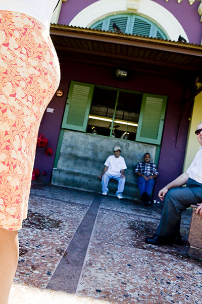 [Img #19112]Puerto Rico- Gente sentada en el viejo San Juan