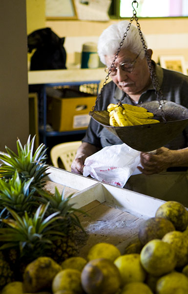 [Img #19110]Frutero en el mercado viejo de San Juan de Puerto Rico