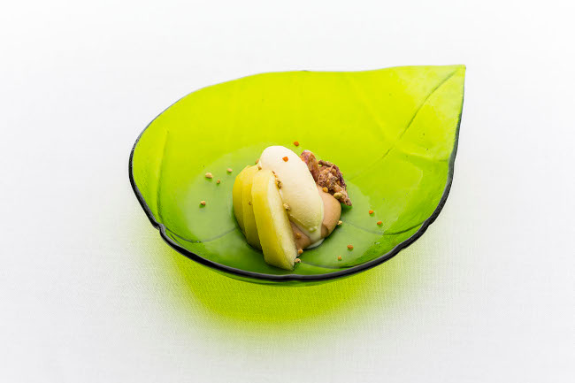 [Img #19316]Mole de judías y suero de leche reducido, helado de polen, manzanas con hidromiel. Ana Roš.