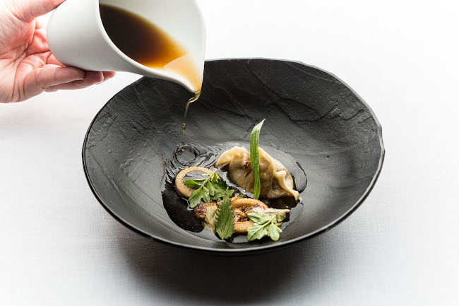 [Img #19319]Dumpling de oso, pasta de castañas, plátano asado, caldo de setas y musgo, abeto encurtido. Ana Roš.
