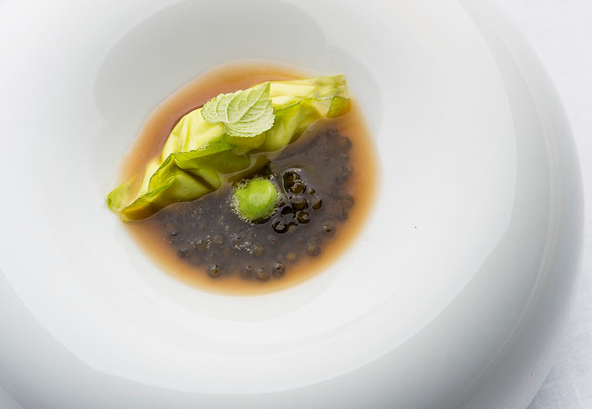 [Img #19324]Hojas de cebolla, salsa sobrante de carne, plátano fermentado, chimichurri de kumquat. Ana Roš.