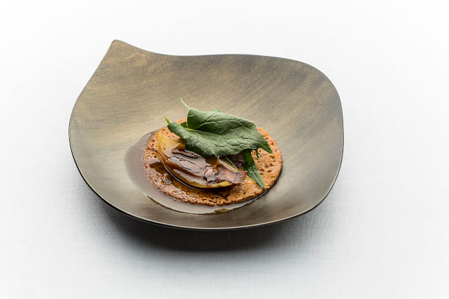 [Img #19325]Hojas de cebolla, salsa sobrante de carne, plátano fermentado, chimichurri de kumquat. Ana Roš.