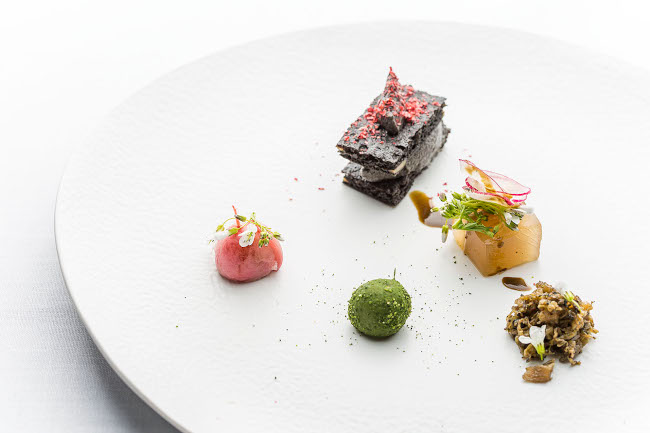 [Img #19323]Charcutería, pan de masa madre de centeno con calamar, emulsión de jamar y calamar en su interior. Ana Roš.