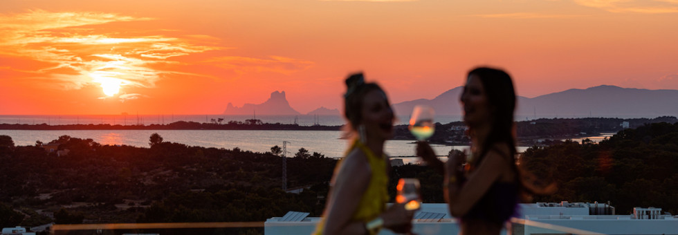 Cócteles, sushi y lujo contenido: el ‘rooftop’ de Formentera con sabor ibicenco